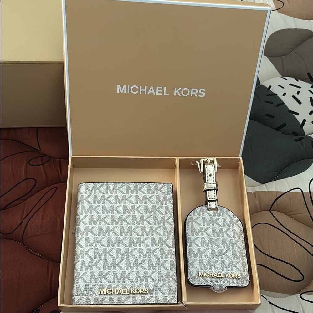 BRAND NEW- NEVER USEDMichael Kors Gray Key and Card Holder with Signature Style